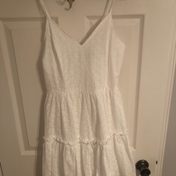 White flowy Dress - Picture 1 of 3